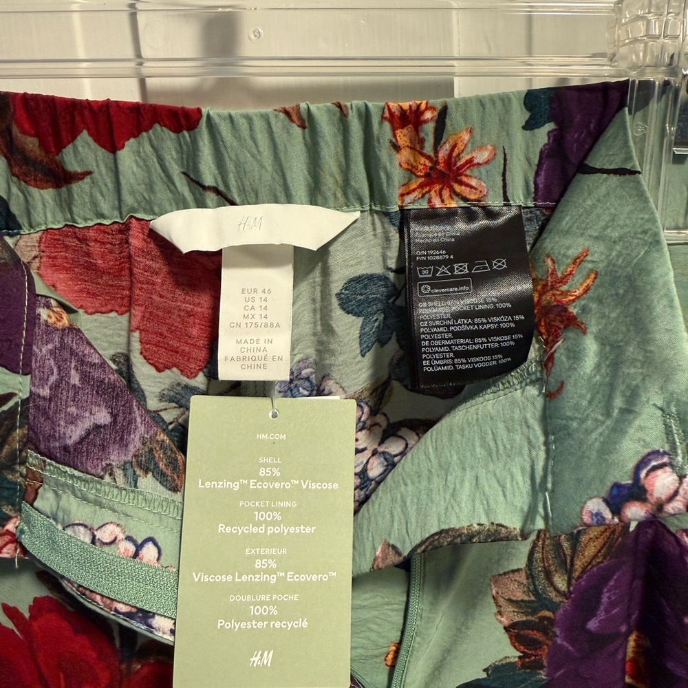 NWT H&M Floral Wide-Leg Pants in Sage Green with Red & Purple Blooms - 14 - Picture 6 of 6